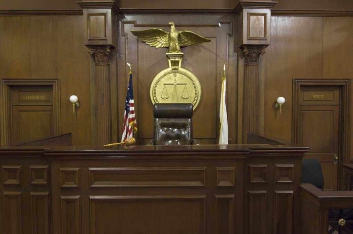 Empty,Courtroom,With,Chair,Of,Judge,And,Flags