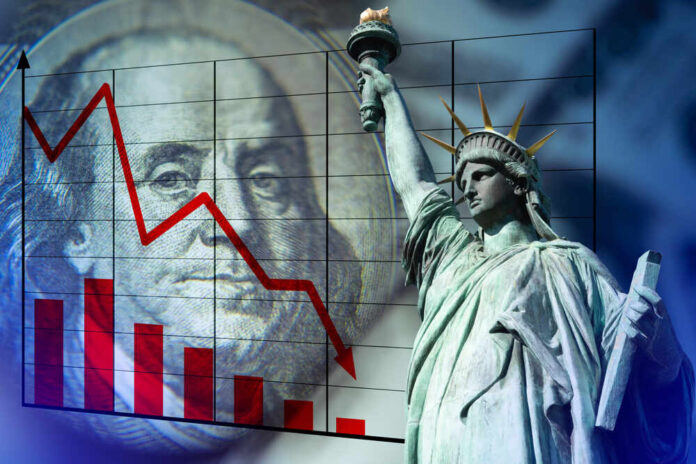 shutterstock_1714660897.jpg featured image Statue of Liberty, Benjamin Franklin, declining red graph.