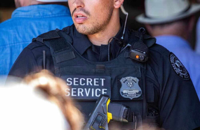 shutterstock_2346861587.jpg Secret Service officer in uniform with equipment visible