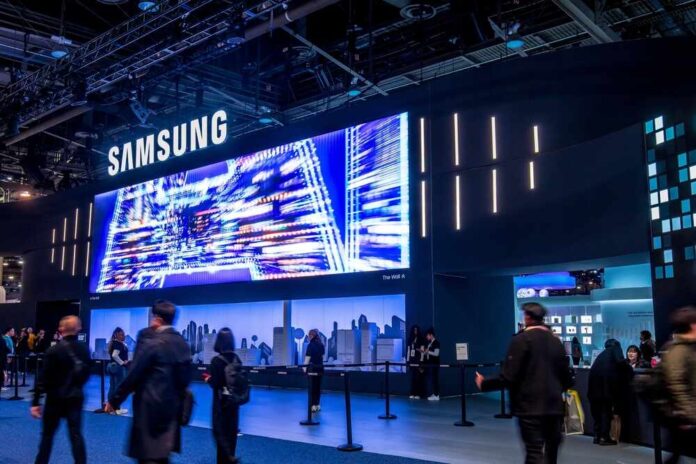 shutterstock_2416271725.jpg Samsung exhibition booth with a large digital display and attendees