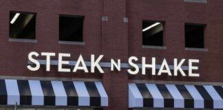 Exterior view of a Steak 'n Shake restaurant with illuminated signage