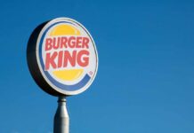 Fast-food restaurant sign against a clear blue sky