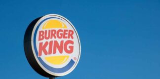 Fast-food restaurant sign against a clear blue sky